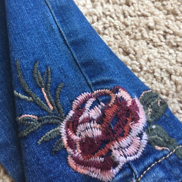 Light wash jeans with roses - Picture 2 of 8